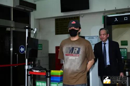 藝人陳零九涉嫌逃兵,14日交保後離開新北檢。 ▲藝人陳零九涉嫌逃兵,14日晚間以30萬交保,離開新北檢沈默不回應。(攝影/林柏年)