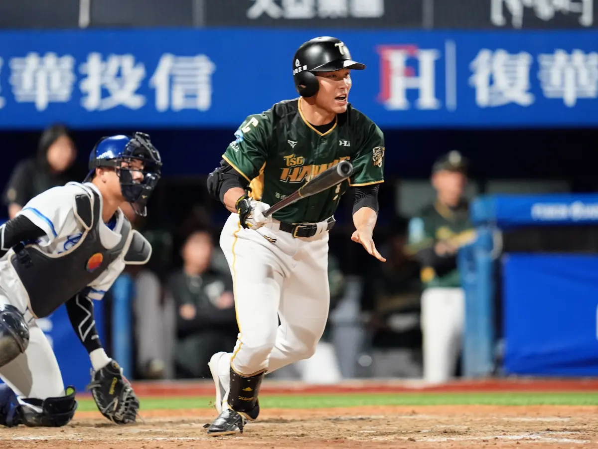 ▲台鋼雄鷹王柏融從富邦悍將終結者曾峻岳手中敲出逆轉安打。（圖／台鋼雄鷹提供）
