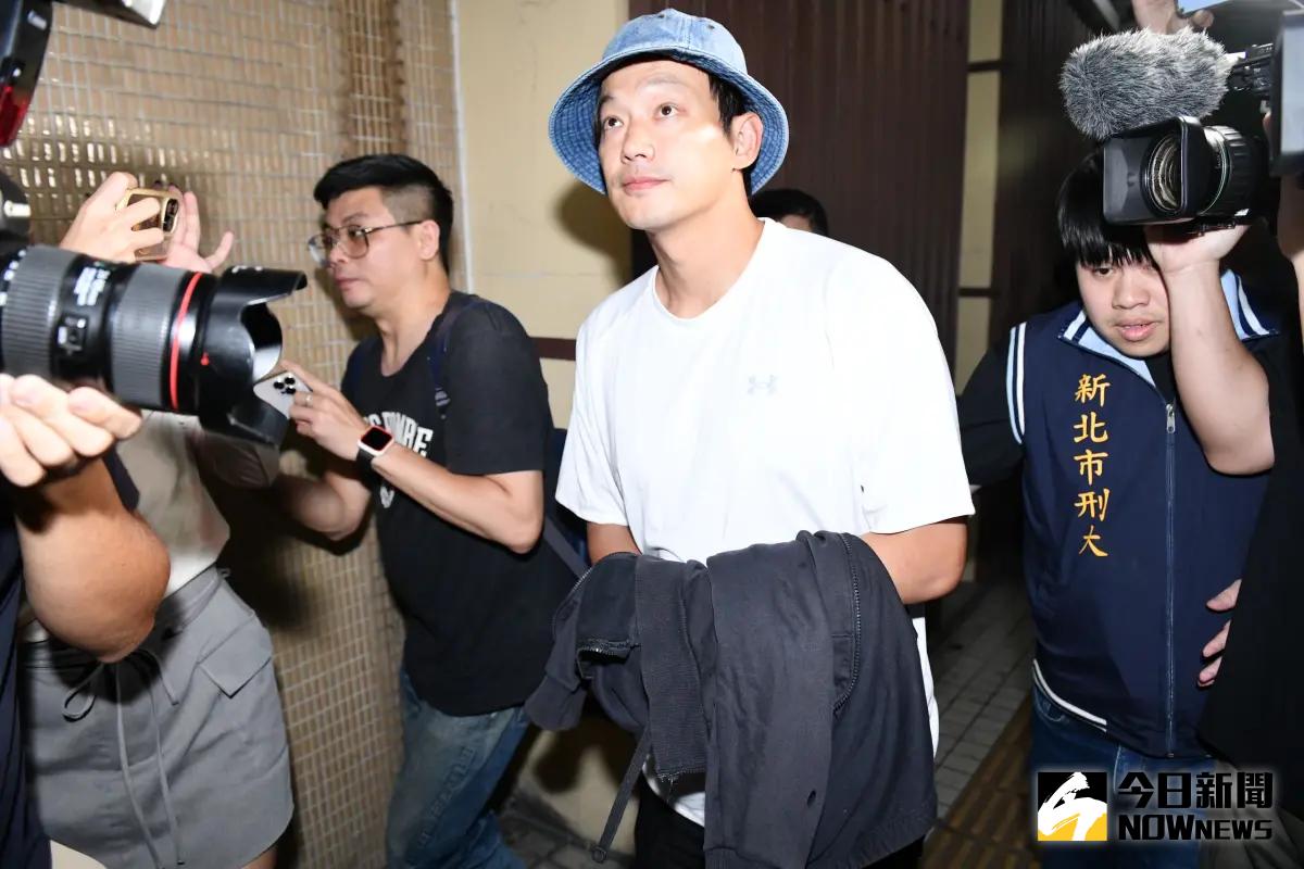 ▲ 藝人威廉捲入閃兵案，14日晚間十點多抵達新北地檢署，用衣物遮擋被上銬的雙手。（圖／攝影林柏年）