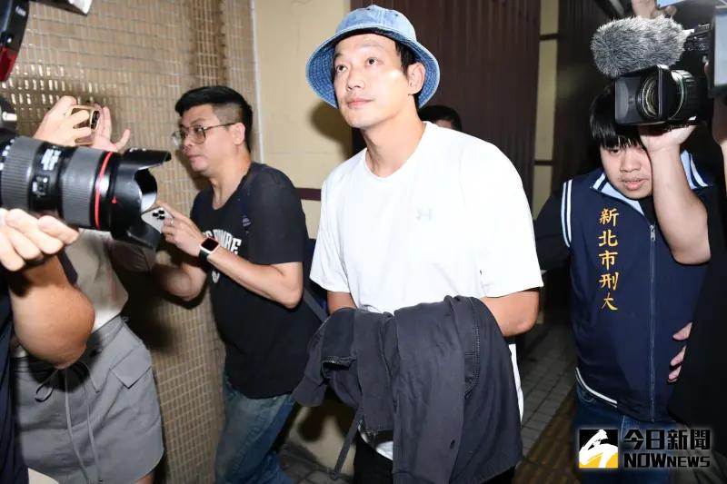 ▲ 藝人威廉捲入閃兵案，14日晚間十點多抵達新北地檢署，用衣物遮擋被上銬的雙手。（圖／記者林柏年攝影）