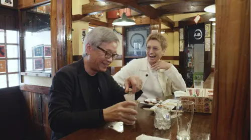 ▲為了「鳥貴族」40周年，大倉忠義（圖右）與大倉忠司（圖左）首次公開同台亮相。（圖／翻攝自鳥貴族官網）