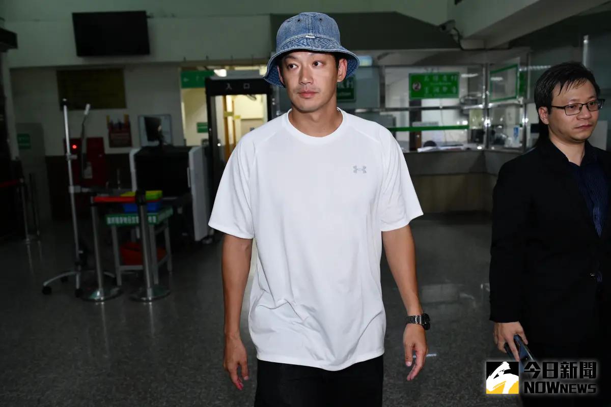 ▲威廉（左）因閃兵事件接受調查，今日他趁著父親節發文道歉，也對年紀尚幼的兒女反省，「現在的我，還不夠格成為你們驕傲的爸爸」。（圖／記者林柏年攝）