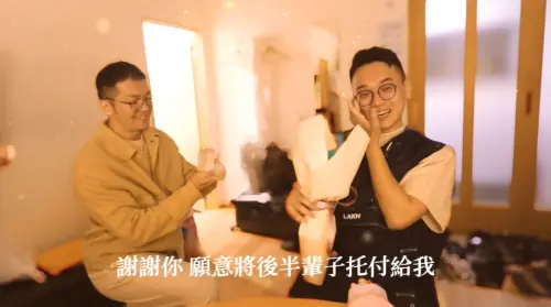 百萬插畫家阿啾「向學長求婚成功」!直播掏戒指粉絲看哭:要幸福(圖/阿啾YouTube) ▲百萬插畫家阿啾「向學長求婚成功」!直播掏戒指粉絲看哭:要幸福(圖/阿啾YouTube)