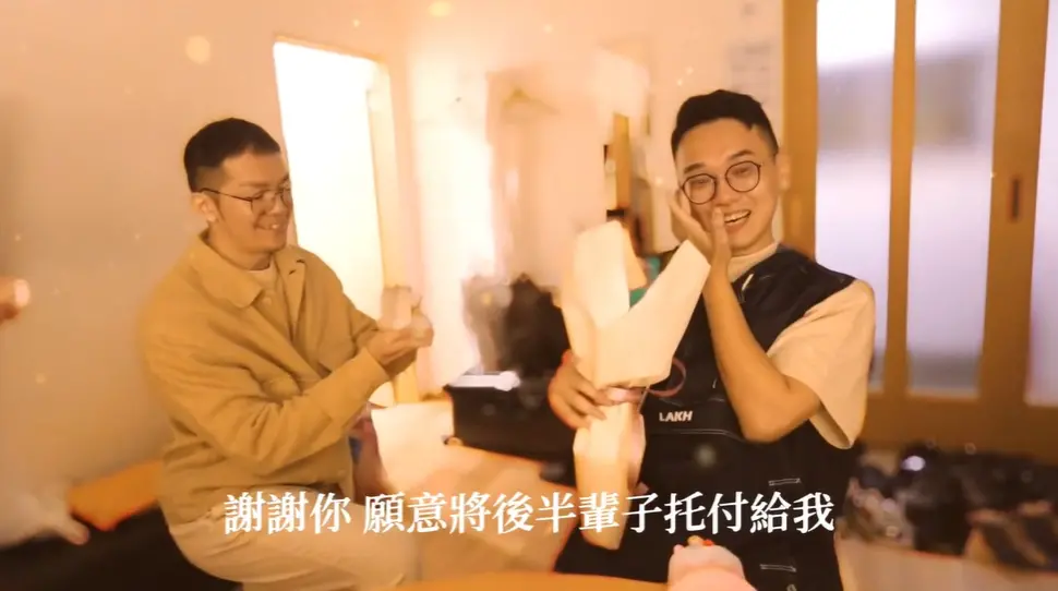 ▲插畫家阿啾（右）昨日在百萬訂閱的慶祝直播中，向愛情長跑13年的學長（左）求婚成功，他掏戒指深情告白的畫面讓粉絲也跟著感動掉淚。（圖／阿啾IG）