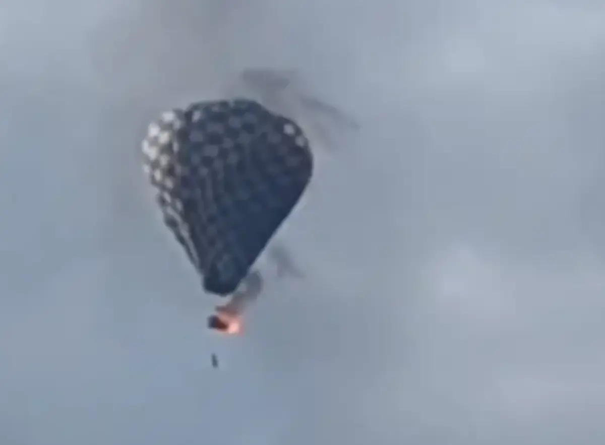 ▲墨西哥已過週末發生一起驚悚的熱氣球事故，1名男子在眾目睽睽下，從高空燃燒的熱氣球墜地身亡。（圖／擷取自X影片）