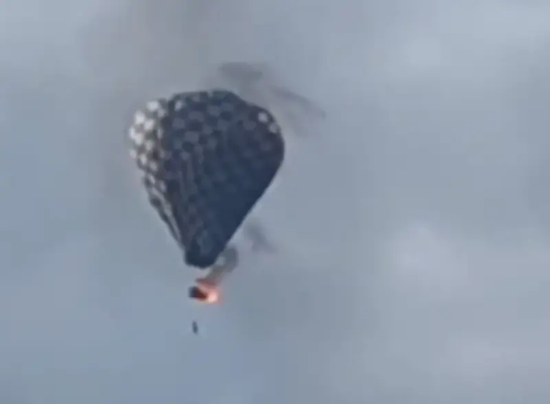 ▲墨西哥已過週末發生一起驚悚的熱氣球事故，1名男子在眾目睽睽下，從高空燃燒的熱氣球墜地身亡。（圖／擷取自X影片）