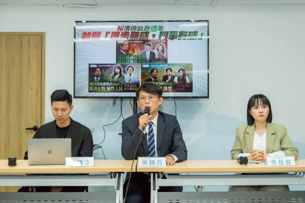 ▲民眾黨主席黃國昌（中）記者會回應時事實，「中性稱呼」苗博雅，遭質疑性別歧視；發言人吳怡萱（右）強調整段發言根本無涉性別。（圖／民眾黨提供）