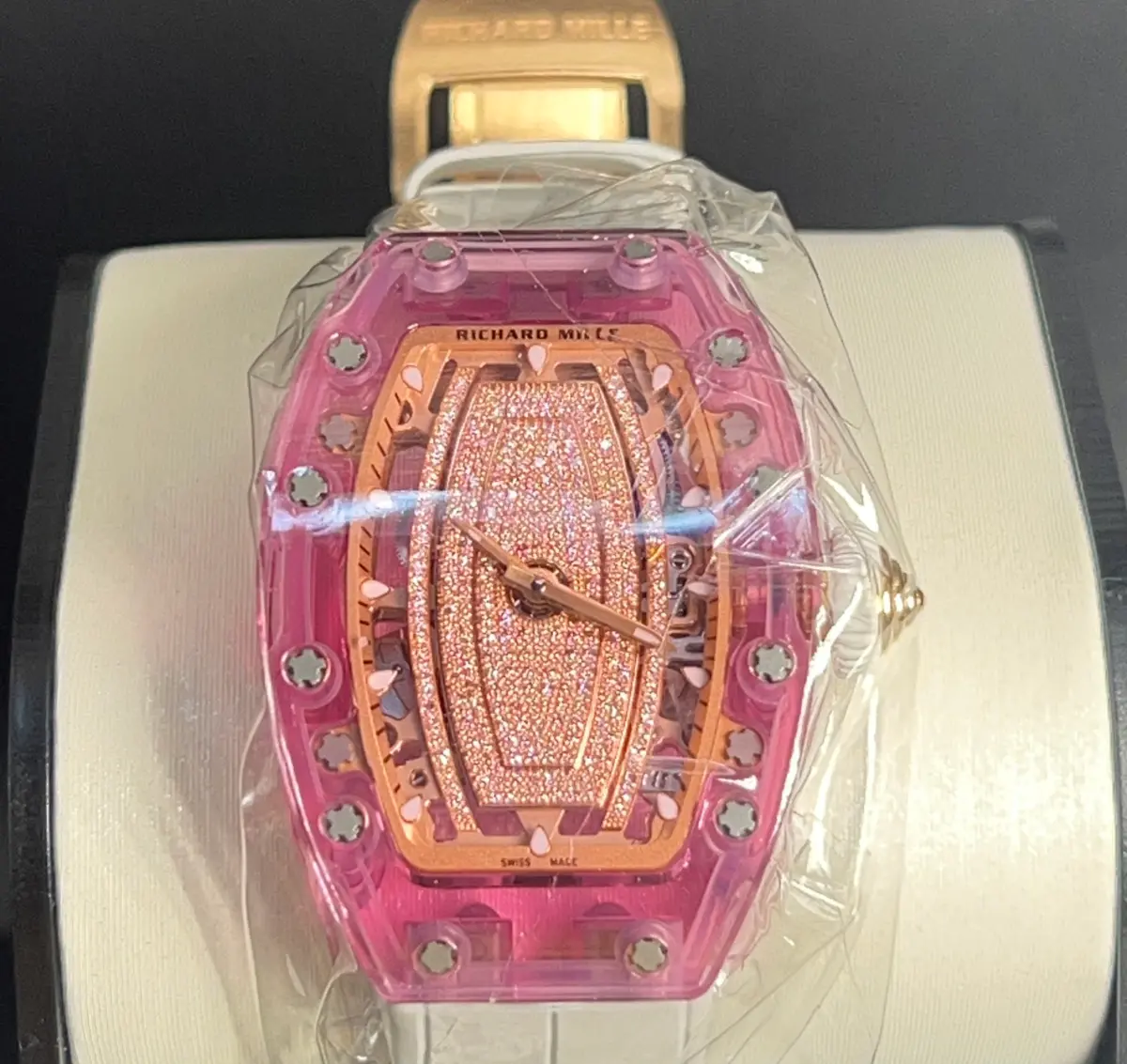 ▲Richard Mille 07-02粉色鑲鑽腕錶（圖／翻攝行政執行署台中分署）