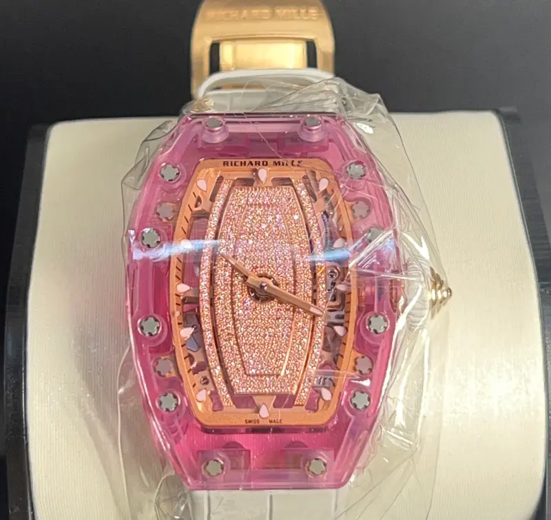 ▲Richard Mille 07-02粉色鑲鑽腕錶（圖／翻攝行政執行署台中分署）