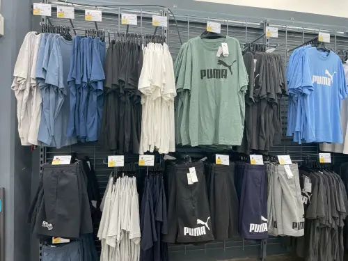 迪卡儂除了販售自家品牌以外,架上也會擺放其他知名運動品牌的服飾。(圖/記者陳雅雲攝) ▲迪卡儂除了販售自家品牌以外,架上也會擺放其他知名運動品牌的服飾。(圖/記者陳雅雲攝)