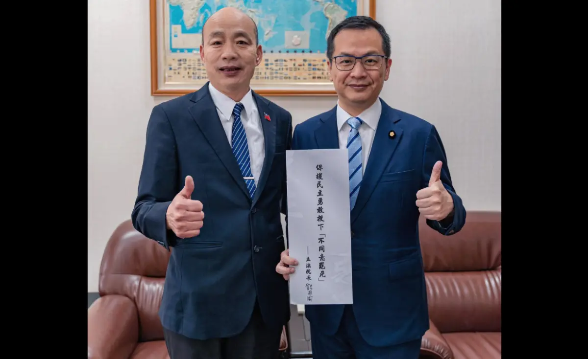 ▲羅智強出新書，韓國瑜買一百本力挺。（圖／翻攝韓國瑜臉書）