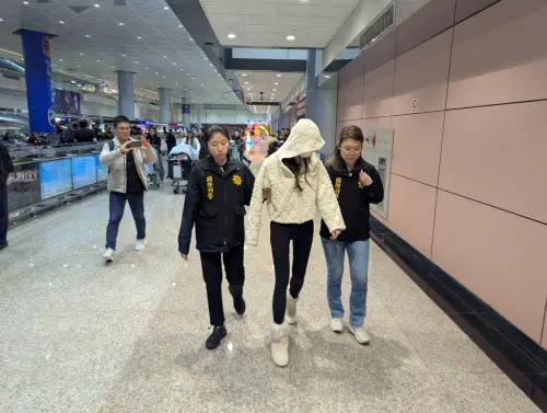 ▲台美愛情詐騙集團主嫌廖姓女子返國被捕時，手上就戴著限量粉紅鑽錶。（圖／台中地檢署提供）