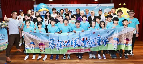 ▲兆豐銀行深耕基層續捐「迷你棒球球具」。教育部鄭英耀部長肯定並鼓勵各界踴躍響應。（圖／教育部）