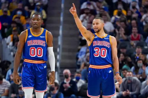 ▲金州勇士今夏操盤陷入難題，勇士若跟進Jonathan Kuminga（左）合約，等於走進死胡同，尋求「先簽後換」將他送走，換取同等價值的合格戰力來重整陣容，成為勇士在「Curry時代」再拚1座冠軍的唯一解方。（圖／美聯社／達志影像）