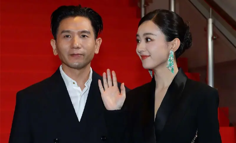 ▲趙麗穎（右）被爆與導演趙德胤（左）交往。趙德胤是緬甸華人，16歲後搬來台灣念書並在台灣當起導演，曾因4度合作吳可熙，與她也鬧出緋聞。（圖／翻攝自新浪娛樂微博）