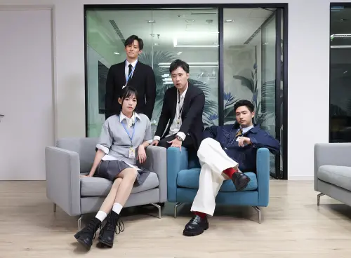 ▲ 4位星二代焦曼婷（前排左起順時針）、徐新洋、余祥銓、鹿希派一起主持《星二代很忙內》。（圖／緯來綜合台提供）