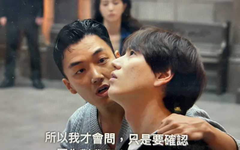 ▲《魔鬼的計謀》7high（如圖）在新遊戲中被原本的隊友排除在外，逼問圭賢（右）遊戲細節，讓圭賢進退兩難。（圖／翻攝自Netflix）