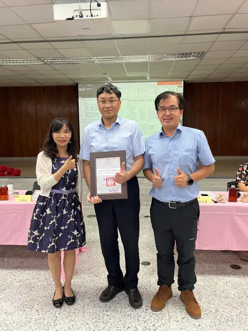 ▲局長李翠鳳於員工半年會議中公開頒獎表揚部立新營醫院由何裕鈞主任(中)受獎代理所長石成展陪同(右) 。(圖/南市府提供) ▲局長李翠鳳於員工半年會議中公開頒獎表揚部立新營醫院由何裕鈞主任(中)受獎代理所長石成展陪同(右) 。(圖/南市府提供)