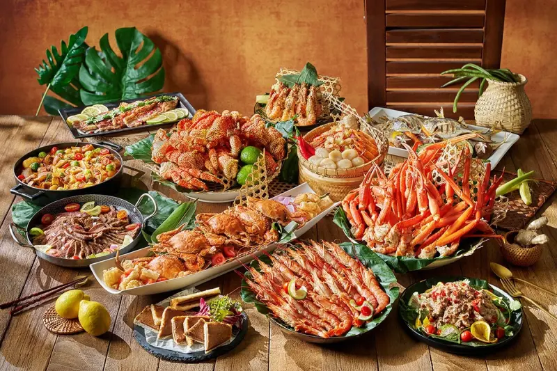 ▲台北國泰萬怡酒店MJ Kitchen新推出「南洋一夏」全新主題菜色，也於官網推出線上旅展，主打69折「美饌暢饗套票券」，若是想吃到MJ Kitchen全部高檔菜色，選擇假日自助午餐或晚餐單人券，原價1628元，現打74折，每張售價僅1199元。（圖／台北國泰萬怡酒店提供）