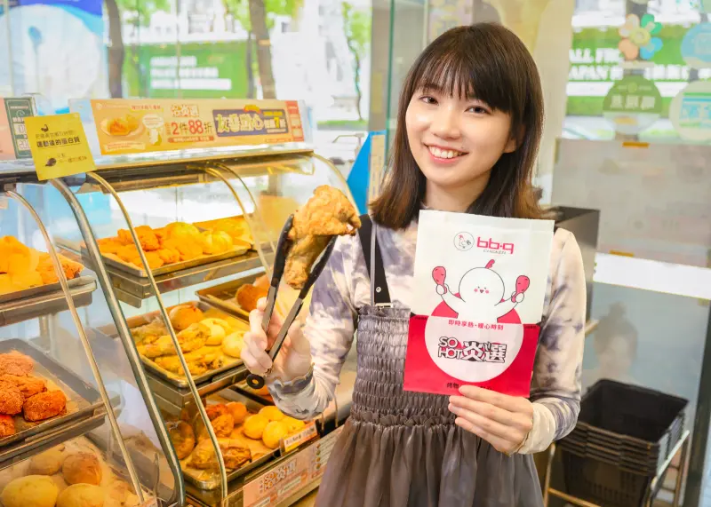 ▲全家聯手炸雞品牌 bb.q CHICKEN推出炸雞腿、炸雞塊等現烤熟食。（圖／全家提供）