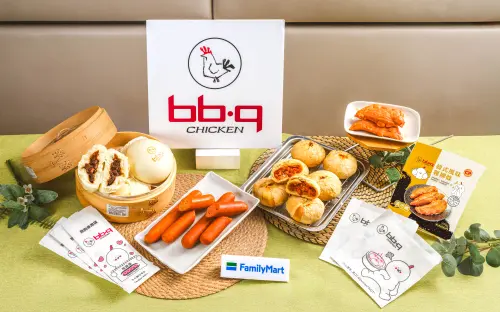 「全家」攜手韓國最大連鎖炸雞品牌 bb.q CHICKEN,於即日起推出9款聯名熟食。(圖/全家提供) ▲「全家」攜手韓國最大連鎖炸雞品牌 bb.q CHICKEN,於即日起推出9款聯名熟食。(圖/全家提供)