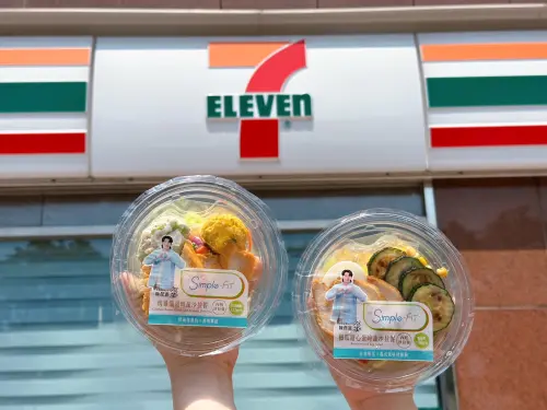 7-11夏季推出兩款含有「六款彩蔬」、蔬菜量達100g的輕食沙拉餐「烤雞纖穀時蔬沙拉餐」、「櫛瓜溏心蛋時蔬沙拉餐」。(圖/7-11提供) ▲7-11夏季推出兩款含有「六款彩蔬」、蔬菜量達100g的輕食沙拉餐「烤雞纖穀時蔬沙拉餐」、「櫛瓜溏心蛋時蔬沙拉餐」。(圖/7-11提供)