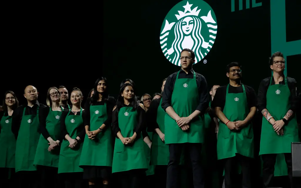 ▲美國知名連鎖咖啡品牌星巴克（Starbucks）新的服裝規定引發員工不滿，代表星巴克員工的工會週三透露，已有75家美國星巴克門市的上千位咖啡師開始罷工。資料照。（圖／美聯社／達志影像）