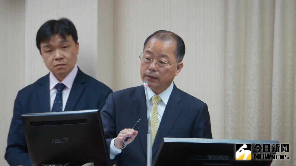 ▲國安局組長遭爆伸鹹豬手性騷女警，國安局副局長黃明昭（右）表示，只是摸手拍肩、沒襲胸。（圖／記者呂炯昌攝，2025.05.15）