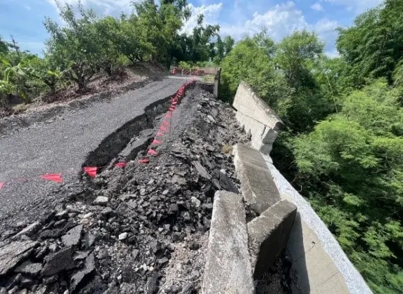 ▲113年下半年接連颱風及強降雨侵襲，造成東高雄多處山區土石流及道路中斷等災情，圖為內門區瑞山里市道182及高136線聯絡道路2K+900施工前。（圖／高市府提供）