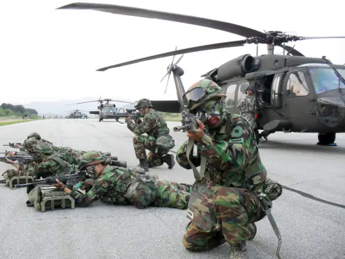 ▲韓國兵役制度嚴格，對於逃避兵役最可處５年有期徒刑。示意圖為韓美聯合軍演，韓國軍人從直升機上跳下。（圖／美聯社／達志影像）