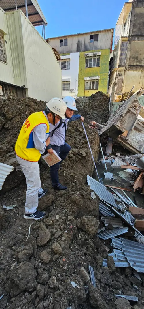 ▲台南工務局指出，事原因是隔壁工地施作基礎開挖，擋土措施未按圖施工，致鄰房倒塌。（圖／台南工務局提供）
