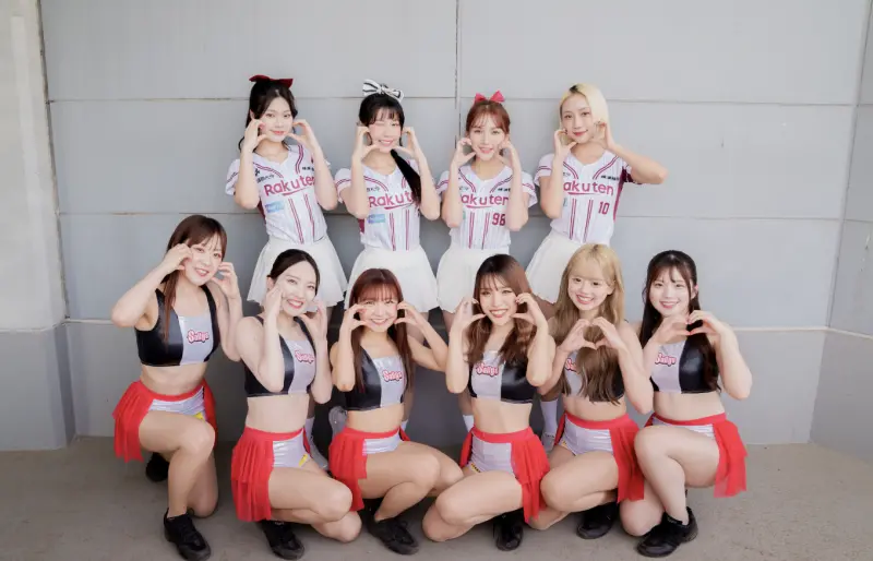 ▲樂天女孩貝佳頤（左起）、筠熹、小葳葳、卉妮和日本「火之國沙羅曼達」隊的啦啦隊Sallys女孩合影。台灣啦啦隊相較之下有大長腿，日本女孩較為嬌小、會勾起保護慾。筠熹透露被日本的薯條餅乾征服，吃了不少。（圖／樂天桃猿提供）
