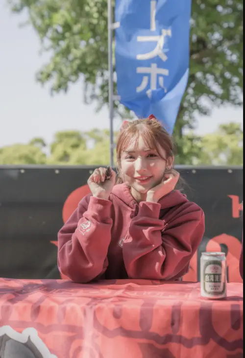 ▲小葳葳在熊本竟然接到粉絲送的台灣啤酒。(圖/樂天桃猿提供) ▲小葳葳在熊本竟然接到粉絲送的台灣啤酒。(圖/樂天桃猿提供)