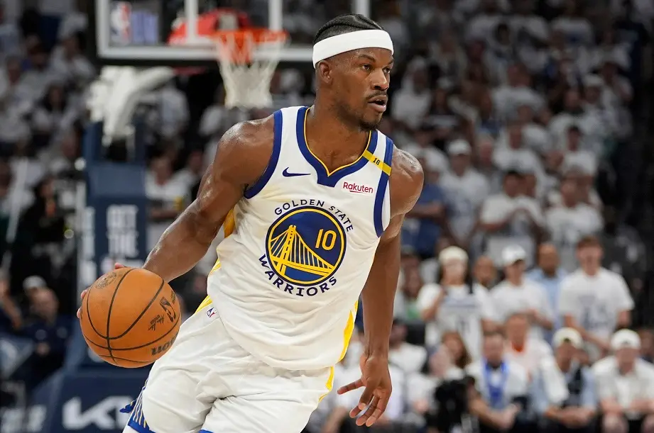 ▲金州勇士今日以110：121遭明尼蘇達灰狼淘汰，「士官長」Jimmy Butler本戰進攻端依舊低迷，招致不少批評，但實際上，他在首輪就因重摔造成骨盆挫傷，第三節一度拍到他在場邊發球前，扶著腰部露出痛苦神情，連過往毒舌出名的ESPN球評Jay Williams都不忍苛責。（圖／美聯社／達志影像）