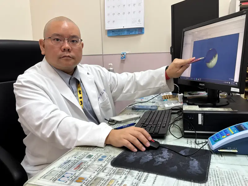 ▲李綜合醫院泌尿科主治醫師黃品叡指出，一名工人因尿尿分岔檢查出罹患尿道癌(圖／醫院提供2025.5.15)