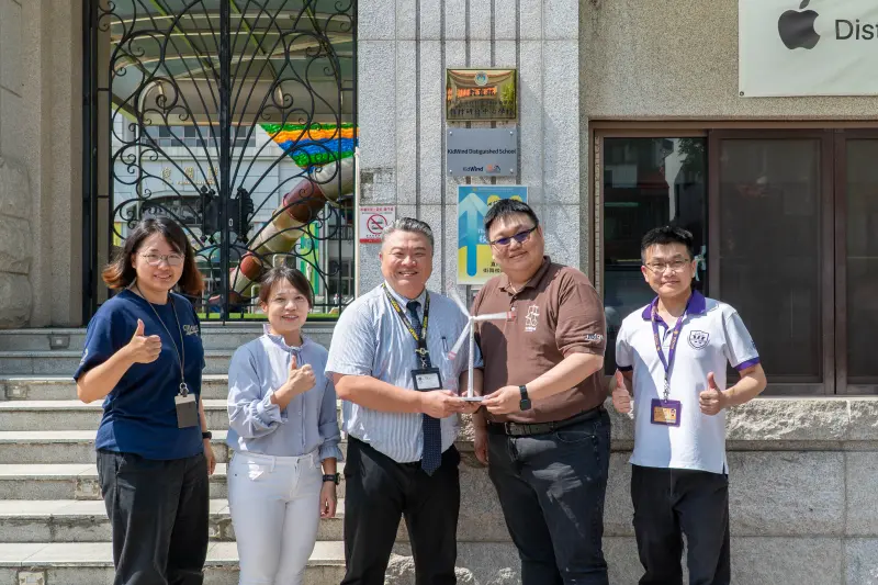▲亞太能源科學教育協會秘書長楊天鐸（左4）於葳格小學北屯校區校門口為「KidWind認證學校」揭牌。（圖／葳格提供）