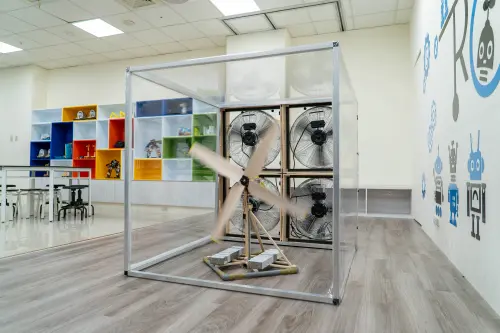 全台小學唯一 葳格北屯校區設風力實驗室獲KidWind認證 ▲競賽級風洞能夠穩定風流,確保學生製作的風力發電機在最佳環境中運作,同時保障學生在實驗過程中的安全。(圖/葳格提供)