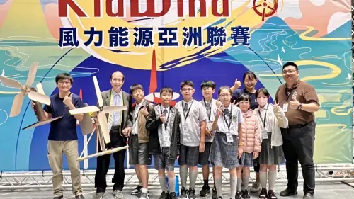 全台小學唯一 葳格北屯校區設風力實驗室獲KidWind認證 ▲24年KidWind風力能源亞洲聯賽現場,葳格小學北屯校區代表隊合影。(圖/葳格提供)