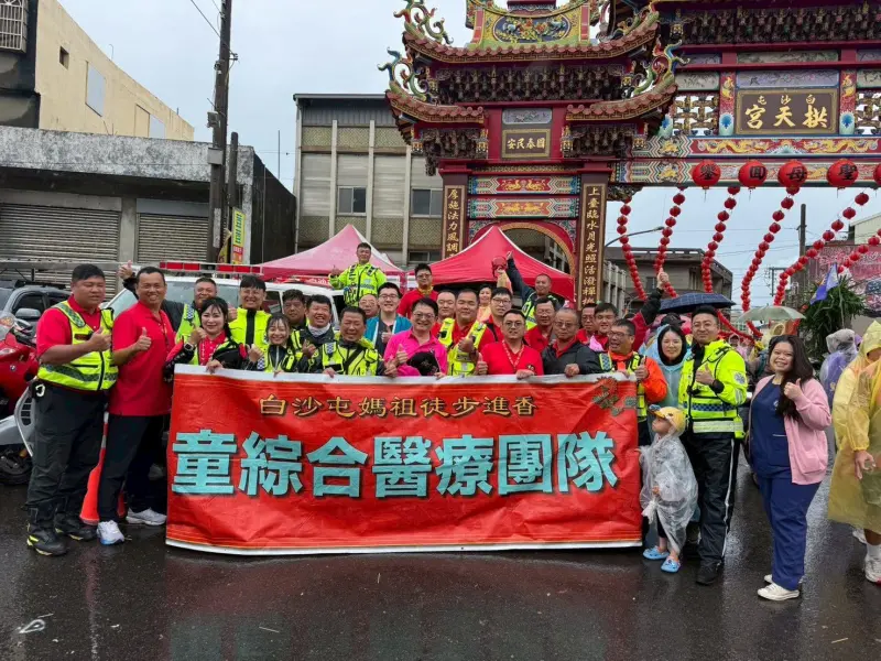 ▲童綜合醫療團隊年年在白沙屯媽祖進香之旅為信徒服務。（圖／翻攝童綜合醫療副院長吳肇鑫臉書，2025.05.15）