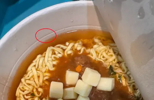 台灣多數碗裝泡麵都會設計建議注水線,建議民眾泡麵時的用水量。(圖/泡麵公社 泡麵俱樂部臉書) ▲台灣多數碗裝泡麵都會設計建議注水線,建議民眾泡麵時的用水量。(圖/泡麵公社 泡麵俱樂部臉書)