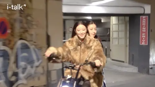 ▲i-dle成員舒華（右）騎電動車載薇娟（左），沒想到意外撞牆，讓兩人都嚇一大跳，看到這幕的粉絲則笑說，「舒華該不會是台灣三寶吧？」（圖／i-dle (아이들) YouTube）