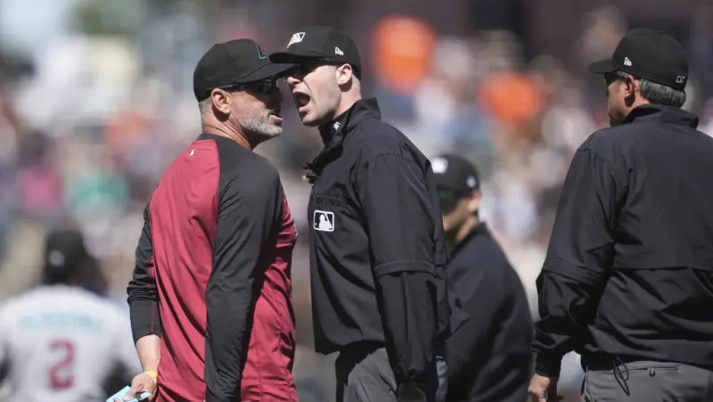 MLB／把裁判全趕出去！響尾蛇主帥不滿改判　怒比一手勢惹議　