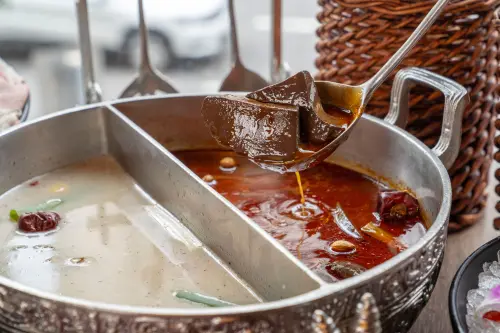 ▲問鼎四家分店的麻辣鍋底鴨血、豆腐都可無限續，而飯吧、哈根達斯冰淇淋也通通可無限量吃到飽。（圖／問鼎提供）