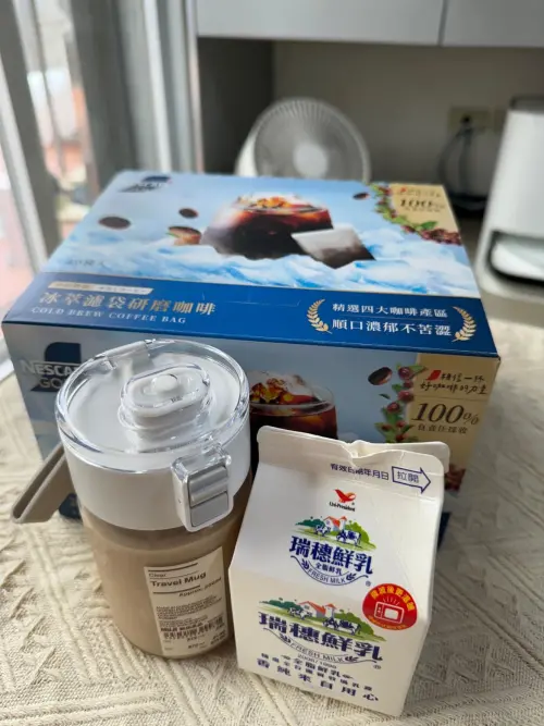 ▲網友推薦,冰萃濾袋咖啡直接丟冰牛奶裡,在冰箱冰過夜,就是超好喝的拿鐵。(圖/Costco好市多 商品經驗老實說臉書) ▲網友推薦,冰萃濾袋咖啡直接丟冰牛奶裡,在冰箱冰過夜,就是超好喝的拿鐵。(圖/Costco好市多 商品經驗老實說臉書)