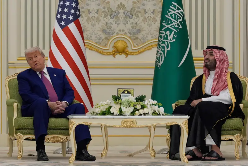 ▲川普13日訪問沙烏地阿拉伯，在利雅德王宮與王儲穆罕默德會晤並舉行簽字儀式。（圖／美聯社／達志影像）