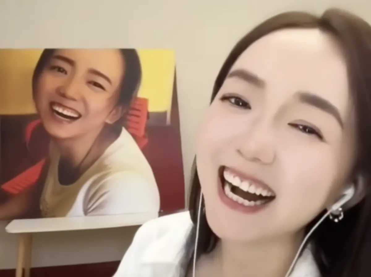 ▲10年前因一段爆笑影片走紅的「魔笑鋼琴女師」，現在已轉型成抖音網紅，擁有百萬粉絲追蹤，從一名樸素老師搖身變成時尚媽咪。（圖／翻攝自抖音）