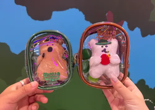 ▲「曬太陽曬娃包」加價購199元：有QUOKKA以及BOBO兩款，並且是娃包+絨毛玩偶的兩件組合，只要200元內超划算。（圖／記者鍾怡婷攝）