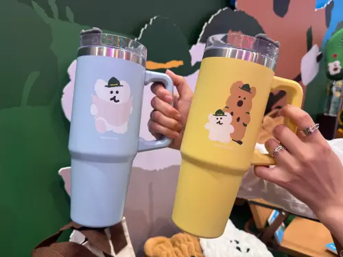 ▲屈臣氏DINOTAENG加價購，「森呼吸 伸縮卡夾」：加價購199元，兩款造型的卡夾與多功能收納小包。（圖／記者鍾怡婷攝）