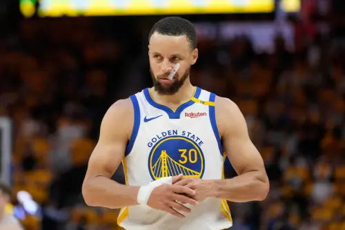 Stephen Curry因腿筋拉傷缺席西區次輪,金州勇士被明尼蘇達灰狼淘汰出局。ESPN節目《First Take》的三位名嘴認為Curry和勇士已經很難再奪冠了。 ▲Stephen Curry因腿筋拉傷缺席西區次輪,金州勇士被明尼蘇達灰狼淘汰出局。ESPN節目《First Take》的三位名嘴認為Curry和勇士已經很難再奪冠了。(圖/美聯社/達志影像)