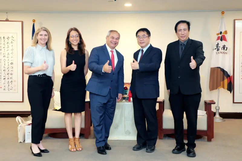 ▲澳洲黃金海岸市市長湯姆泰特今天率該市國際事務關係顧問主任Katrina Metcalfe，在昆士蘭州貿易暨投資處處長費裘娜陪同下拜會台南市長黃偉哲。（圖／南市府提供）